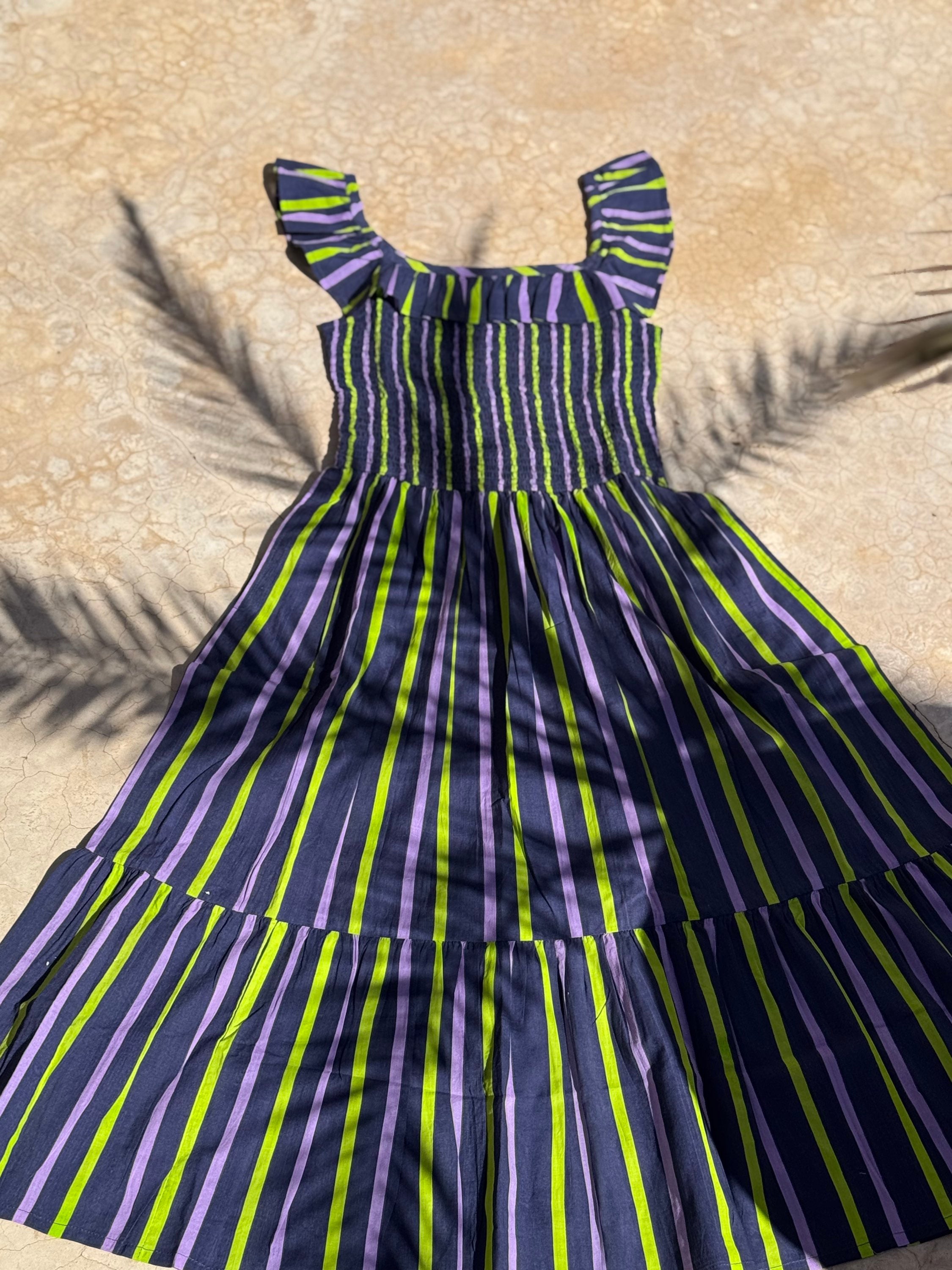 Robe Liberty Navy Fluo vue à plat, bretelles à volants