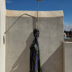 Robe Liberty Navy Fluo suspendue à une douche extérieure