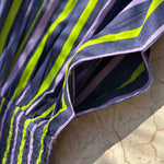 Détail du tissu rayé de la robe Liberty Navy Fluo