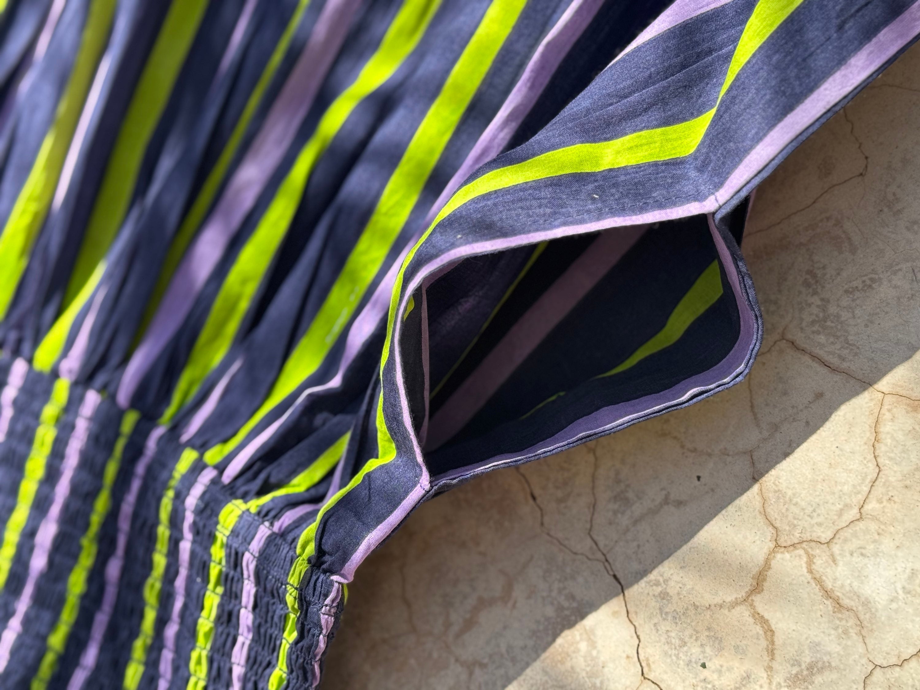 Détail du tissu rayé de la robe Liberty Navy Fluo