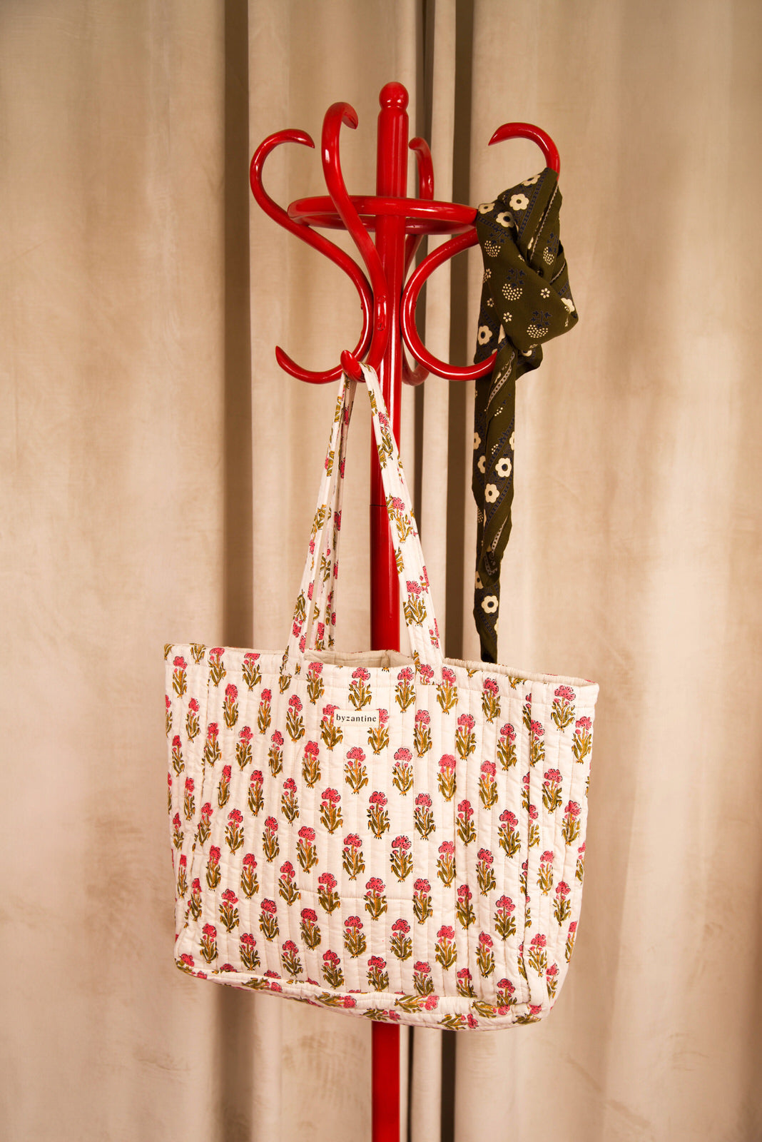 Sac cabas N°50 Rose, petites fleurs roses sur fond écru, suspendu à un porte-manteau rouge