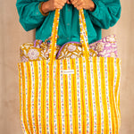 Sac cabas Flora Passion de Byzantine tenu à deux mains, chemise verte