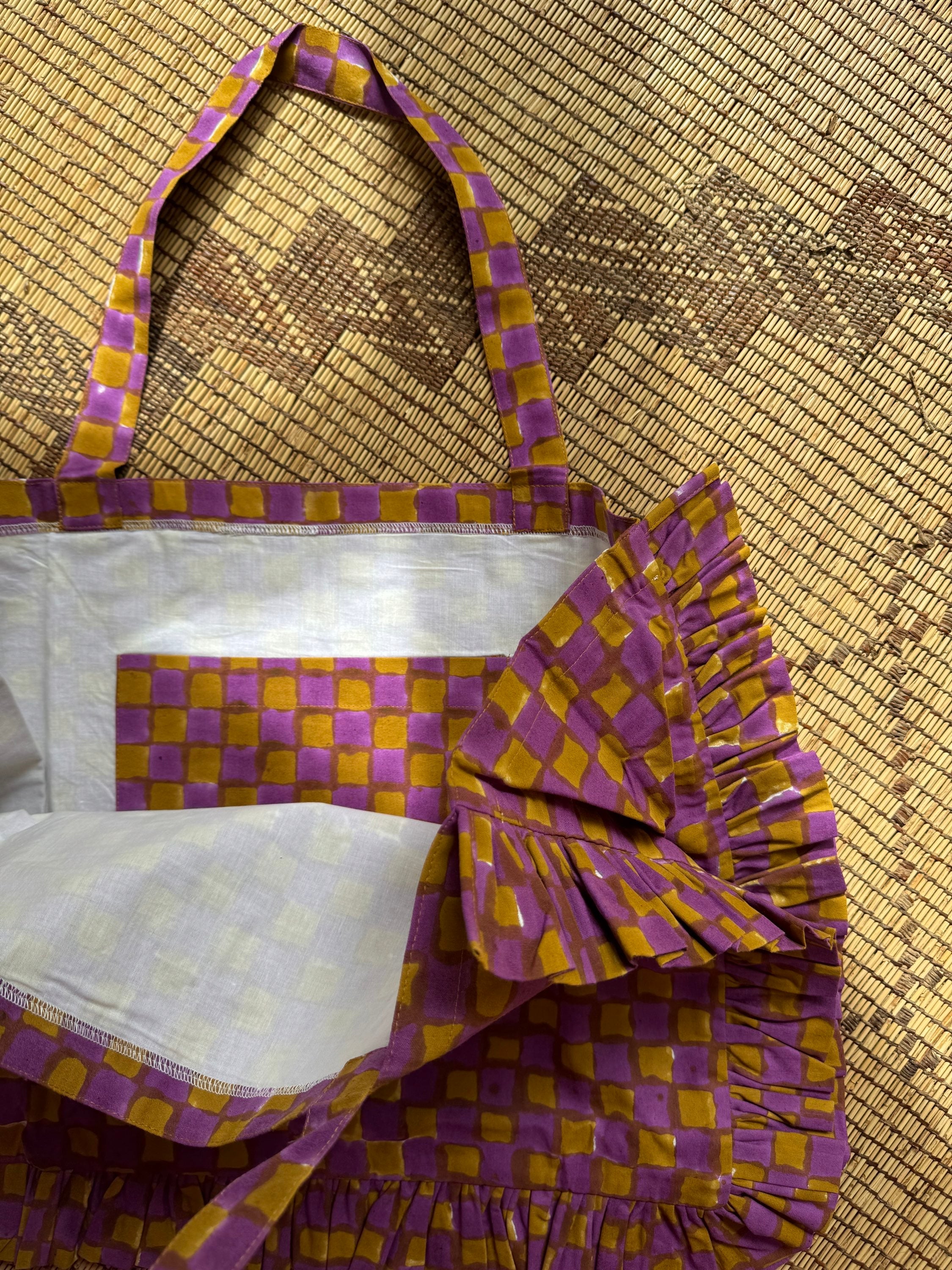 Sac froufrou à damier violet et moutarde ouvert, doublure blanche et poche intérieure assortie