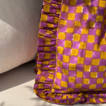 Détail des volants froncés du sac froufrou, damier violet et moutarde imprimé à la main