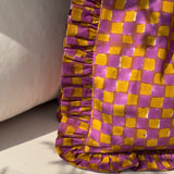 Détail des volants froncés du sac froufrou, damier violet et moutarde imprimé à la main