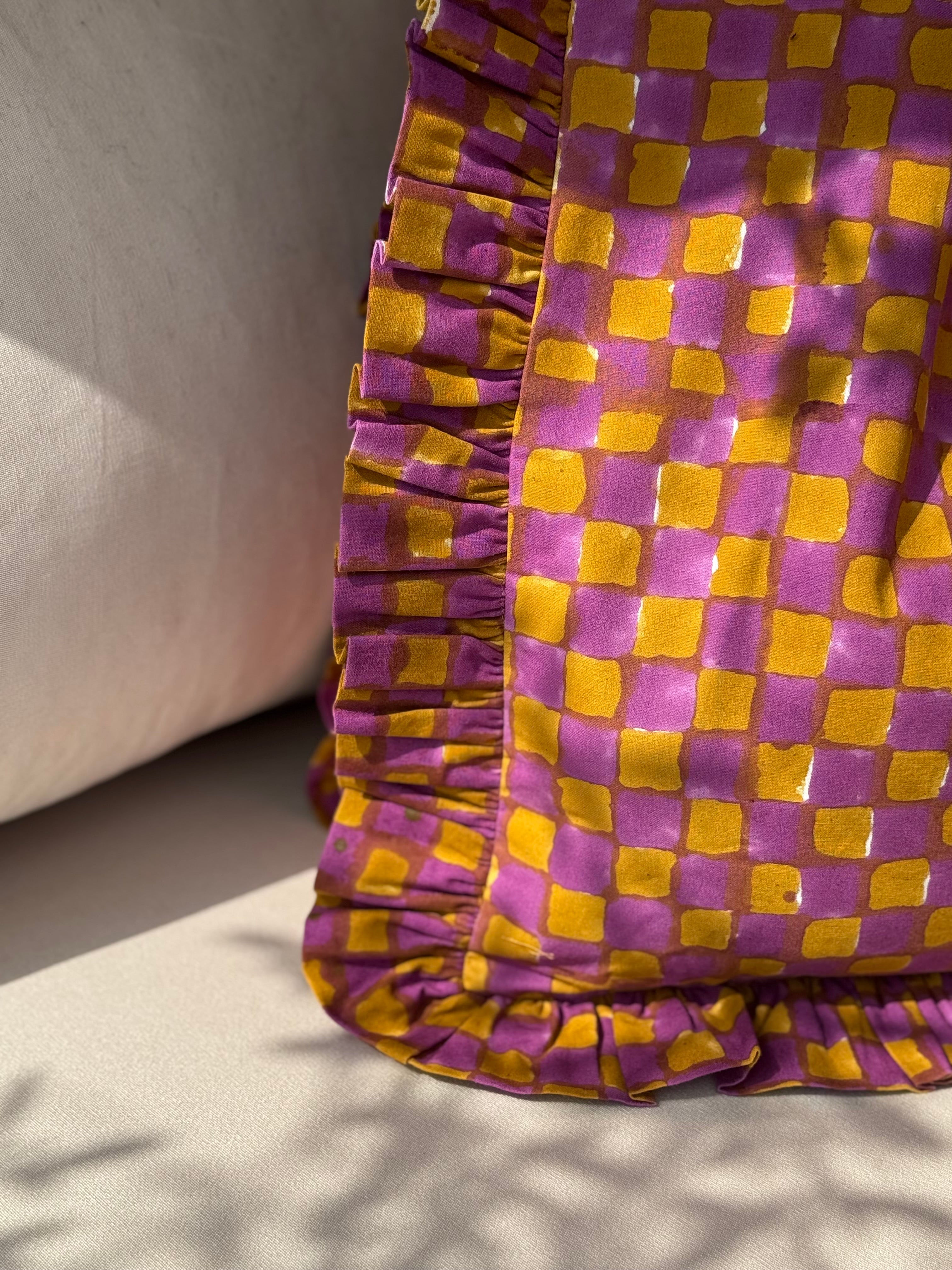 Détail des volants froncés du sac froufrou, damier violet et moutarde imprimé à la main
