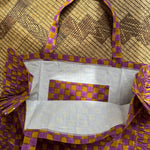 Intérieur du sac froufrou Moutarde violet, doublure blanche et poche plaquée à damier