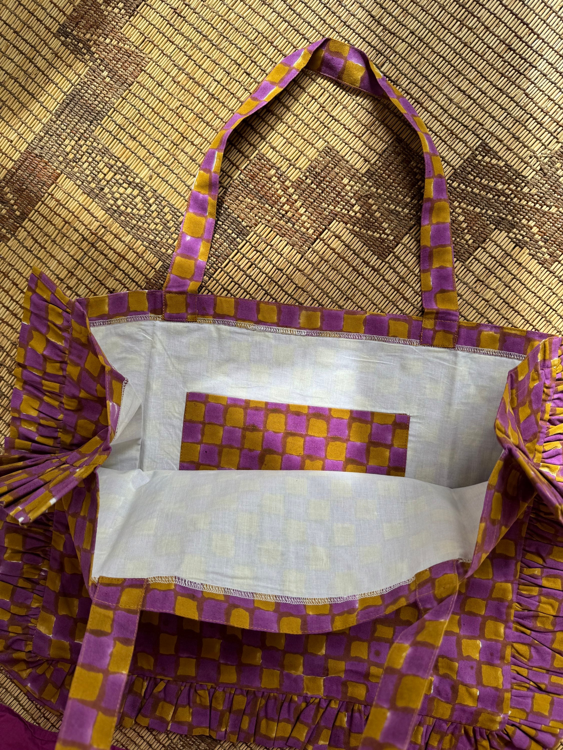 Intérieur du sac froufrou Moutarde violet, doublure blanche et poche plaquée à damier