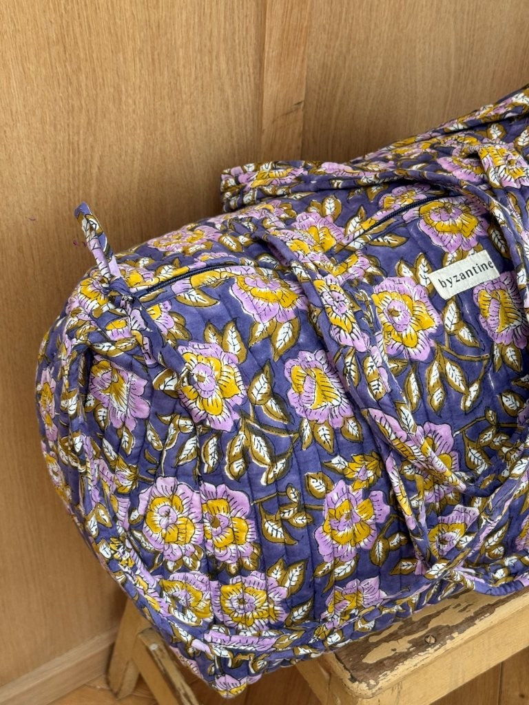 Sac weekend N°113 Bleu sur un tabouret, fleurs lilas et jaunes sur fond bleu, anses