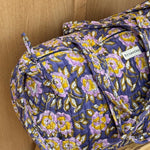 Sac weekend N°113 Bleu sur un tabouret, fleurs lilas et jaunes sur fond bleu, anses