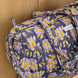 Sac weekend N°113 Bleu sur un tabouret, fleurs lilas et jaunes sur fond bleu, anses
