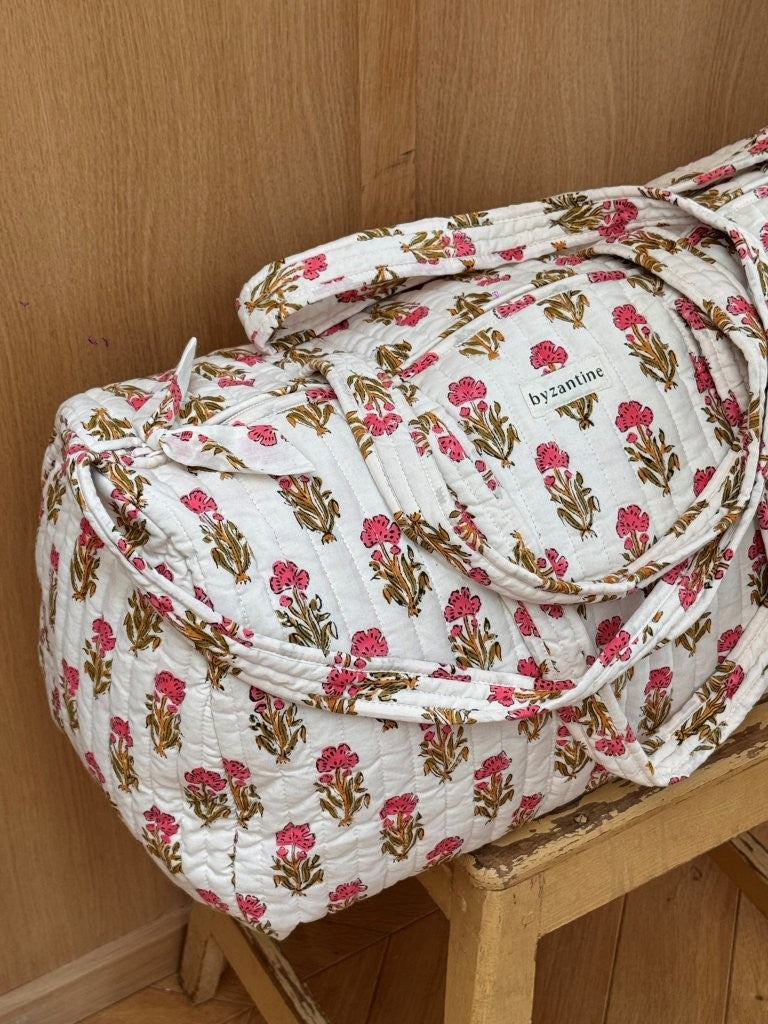 Sac weekend N°50 Rose sur un tabouret, petites fleurs roses sur fond écru, anses nouées