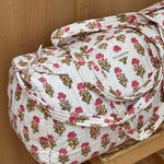 Sac weekend N°50 Rose sur un tabouret, petites fleurs roses sur fond écru, anses nouées