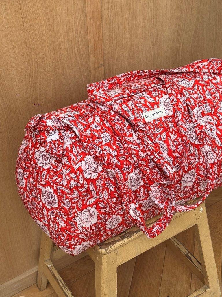 Sac weekend Antioche Tomato de profil, coton matelassé imprimé fleuri rouge et blanc