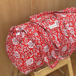 Sac weekend Antioche Tomato de profil, coton matelassé imprimé fleuri rouge et blanc