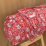 Sac weekend Antioche Tomato de profil, coton matelassé imprimé fleuri rouge et blanc