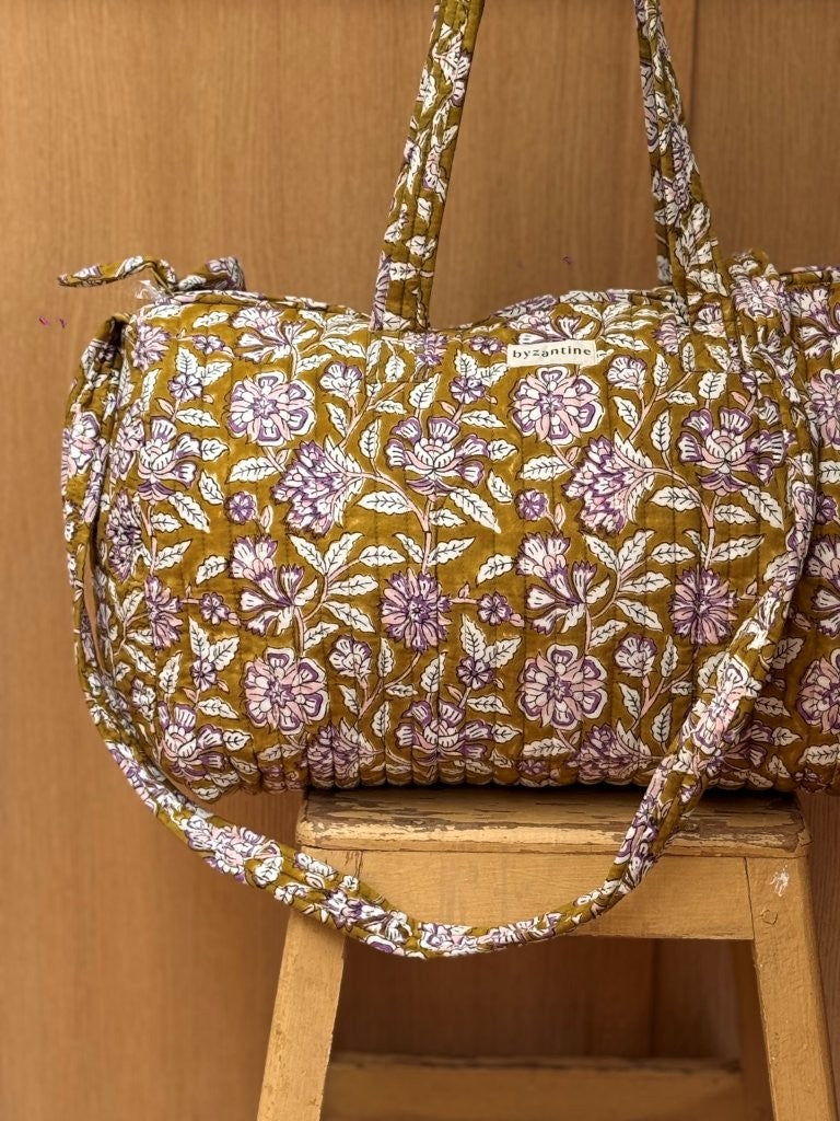 Sac weekend Carthage Kaki suspendu, fleurs lilas et blanches sur fond kaki, étiquette Byzantine