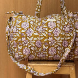 Sac weekend Carthage Kaki suspendu, fleurs lilas et blanches sur fond kaki, étiquette Byzantine