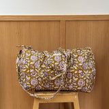 Sac weekend Carthage Kaki posé sur un tabouret, coton matelassé fleuri kaki