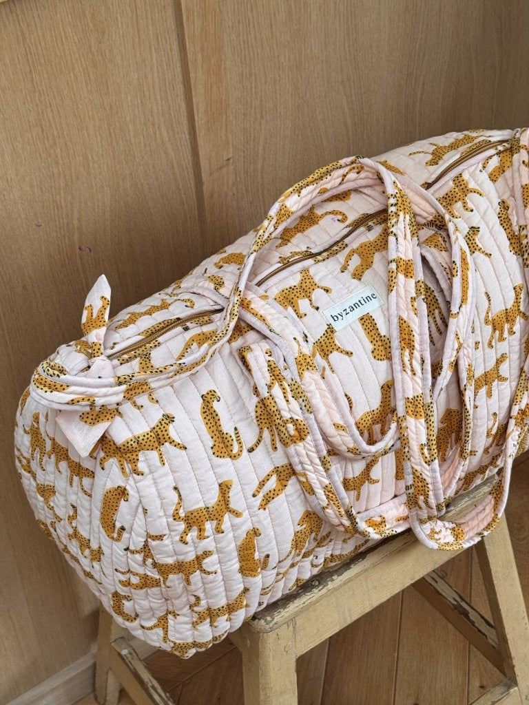 Sac weekend Fauve Rose de trois quarts, anses longues, guépards ocre sur coton matelassé