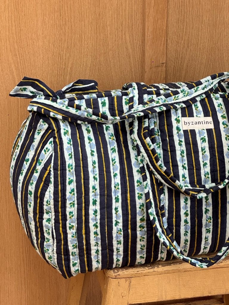 Sac weekend Flora Bleu marine de trois quarts, coton matelassé rayé fleuri