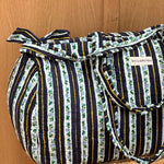 Sac weekend Flora Bleu marine de trois quarts, coton matelassé rayé fleuri