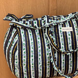 Sac weekend Flora Bleu marine de trois quarts, coton matelassé rayé fleuri