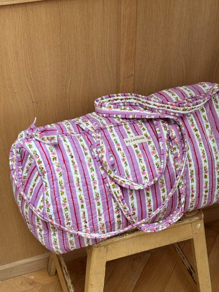 Sac weekend Flora Lilas de trois quarts, anses longues, coton matelassé rayé fleuri