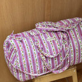 Sac weekend Flora Lilas de trois quarts, anses longues, coton matelassé rayé fleuri