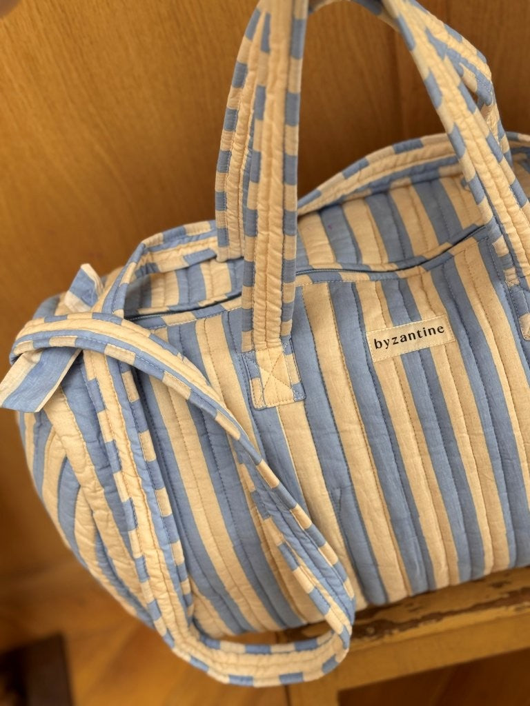 Sac weekend Pacha Bleu ciel de trois quarts, anses nouées, rayures bleu ciel