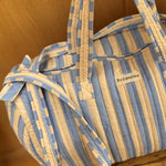 Sac weekend Pacha Bleu ciel de trois quarts, anses nouées, rayures bleu ciel