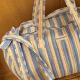 Sac weekend Pacha Bleu ciel de trois quarts, anses nouées, rayures bleu ciel