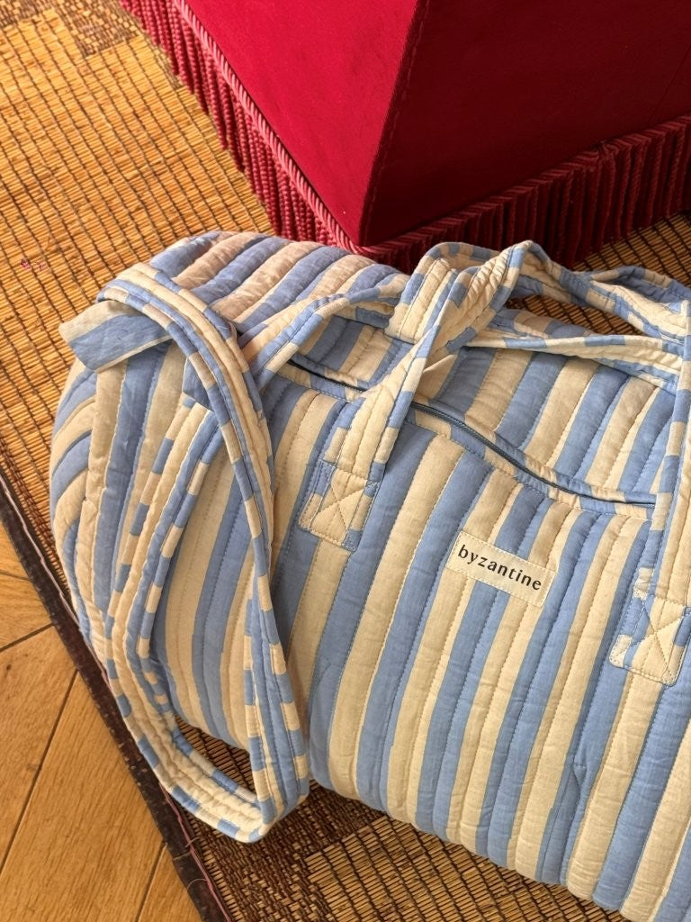 Sac weekend Pacha Bleu ciel vu de près, coton matelassé rayé bleu ciel et écru