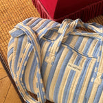 Sac weekend Pacha Bleu ciel vu de près, coton matelassé rayé bleu ciel et écru