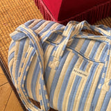 Sac weekend Pacha Bleu ciel vu de près, coton matelassé rayé bleu ciel et écru