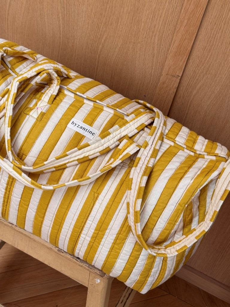 Sac weekend Pacha Passion vu de près, anses rayées et étiquette Byzantine