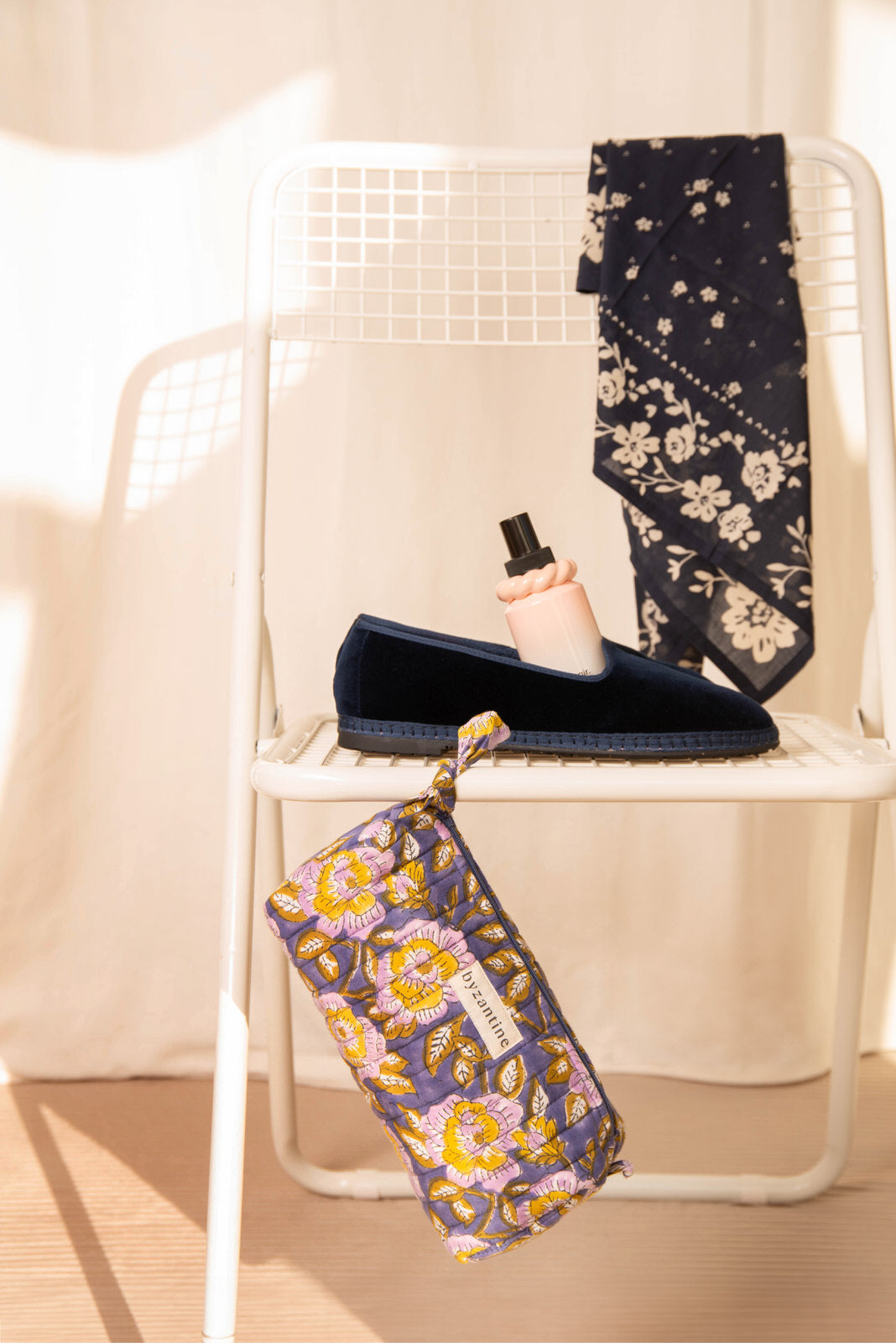 Trousse à crayons N°113 Bleu posée contre une chaise blanche, mocassins et foulard