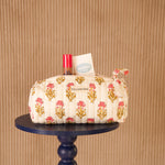 Trousse à crayons N°50 Rose à liseré rose, posée sur un guéridon bleu marine