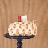 Trousse à crayons N°50 Rose à liseré rose, posée sur un guéridon bleu marine