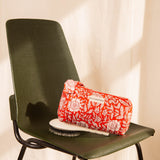 Trousse à crayons Antioche Tomato posée sur une assiette, sur une chaise verte