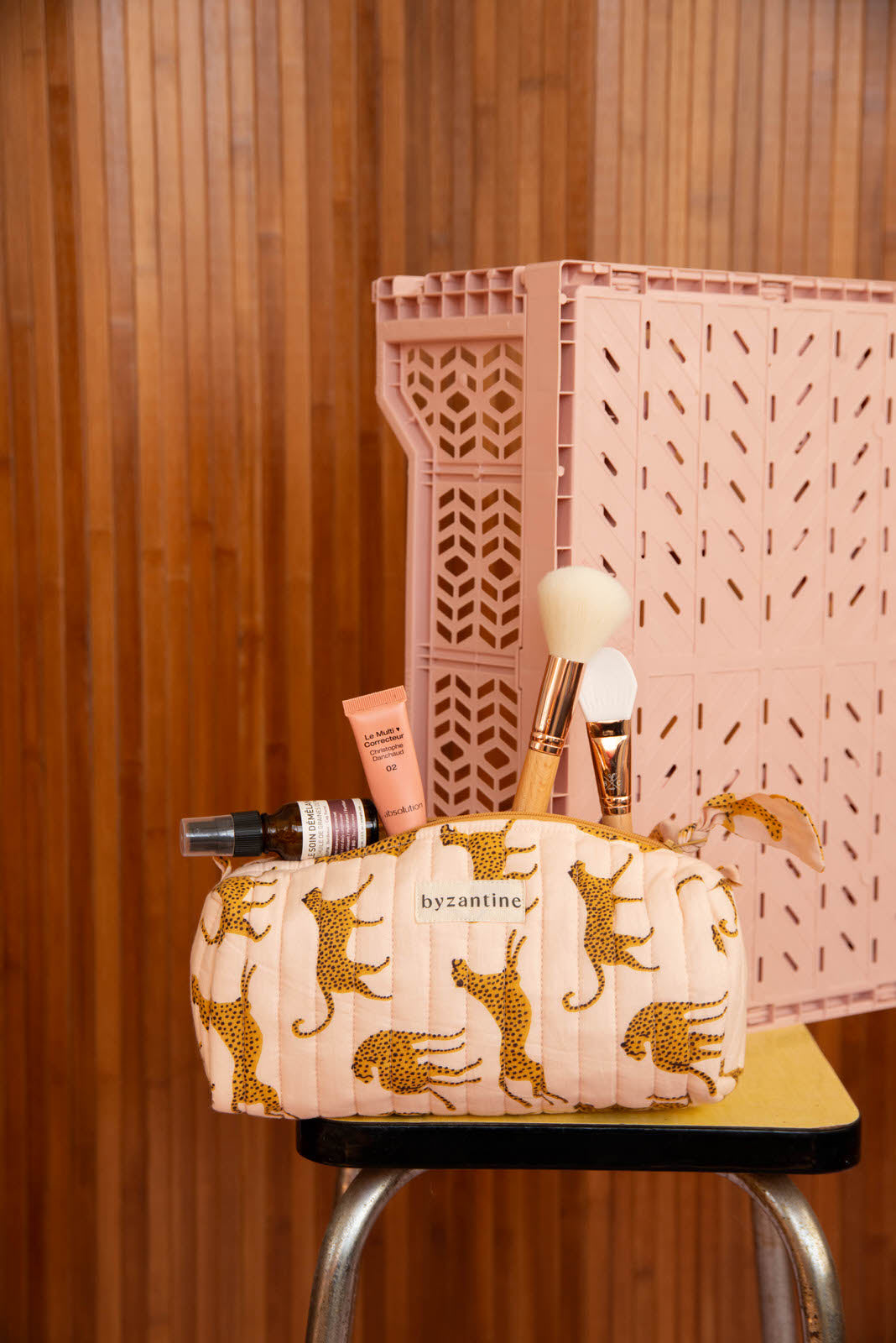 Gros plan sur la trousse à crayons Fauve Rose, guépards ocre sur fond rose pâle