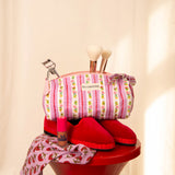 Trousse à crayons Flora Lilas avec pinceaux, sur un tabouret rouge et des ballerines