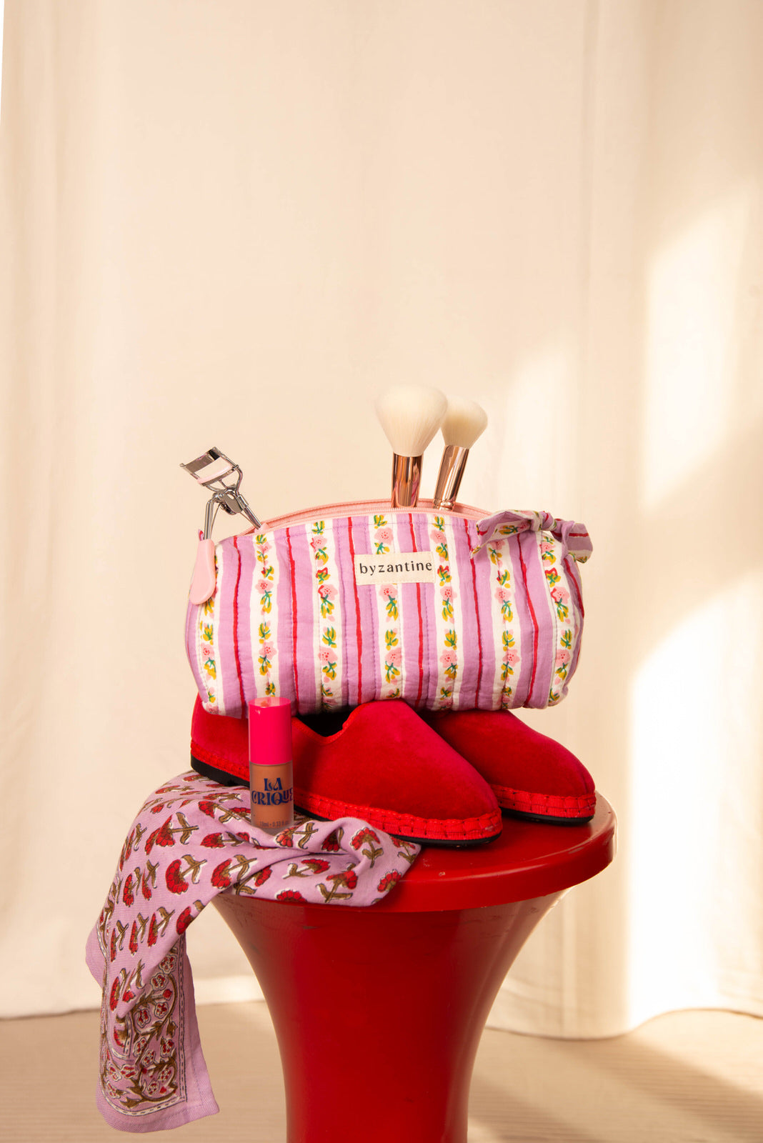 Trousse à crayons Flora Lilas avec pinceaux, sur un tabouret rouge et des ballerines