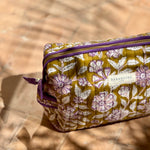 Trousse de toilette XL Carthage Kaki, coton matelassé imprimé de fleurs lilas, zip violet