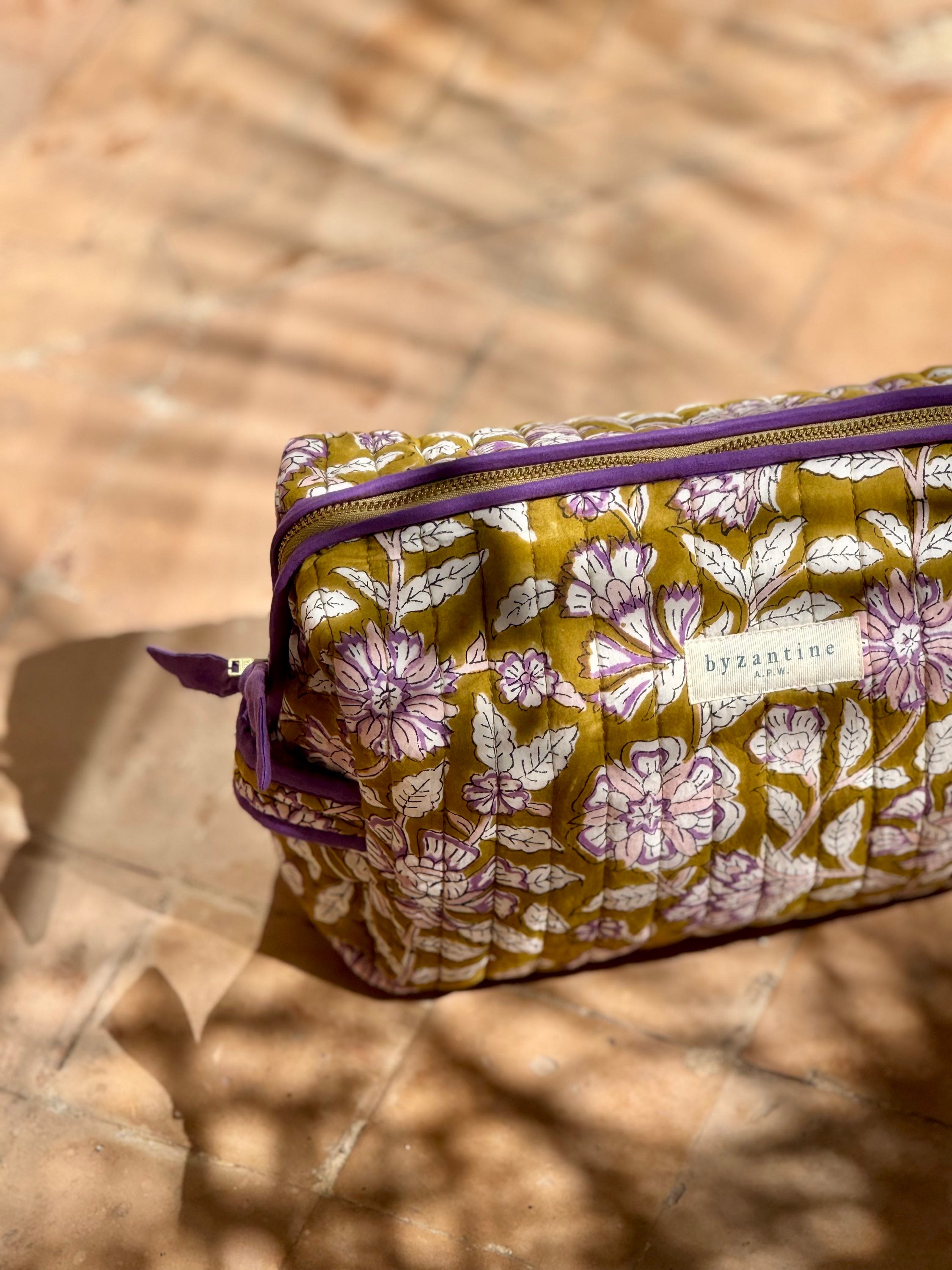 Trousse de toilette XL Carthage Kaki, coton matelassé imprimé de fleurs lilas, zip violet
