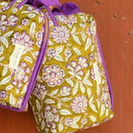 Trousses de toilette Carthage Kaki tenues par la poignée, fleurs lilas en block print