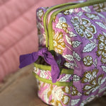 Trousse de toilette XL Carthage Lilas de profil, poche latérale et nœud de zip violet, coton matelassé fleuri