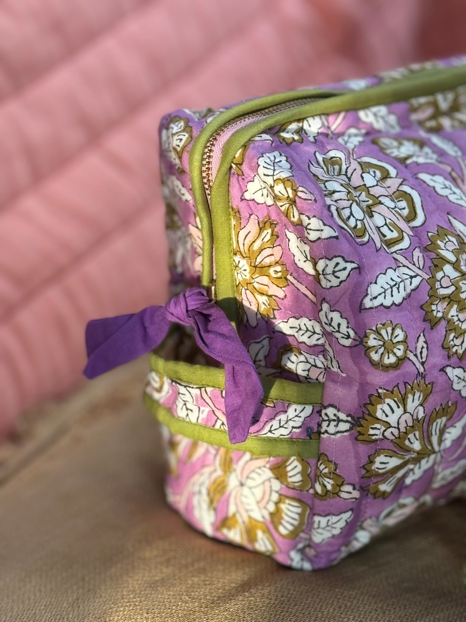 Trousse de toilette XL Carthage Lilas de profil, poche latérale et nœud de zip violet, coton matelassé fleuri