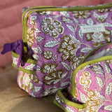 Trousse de toilette XL Carthage Lilas de face, nœud violet, petite trousse assortie au premier plan