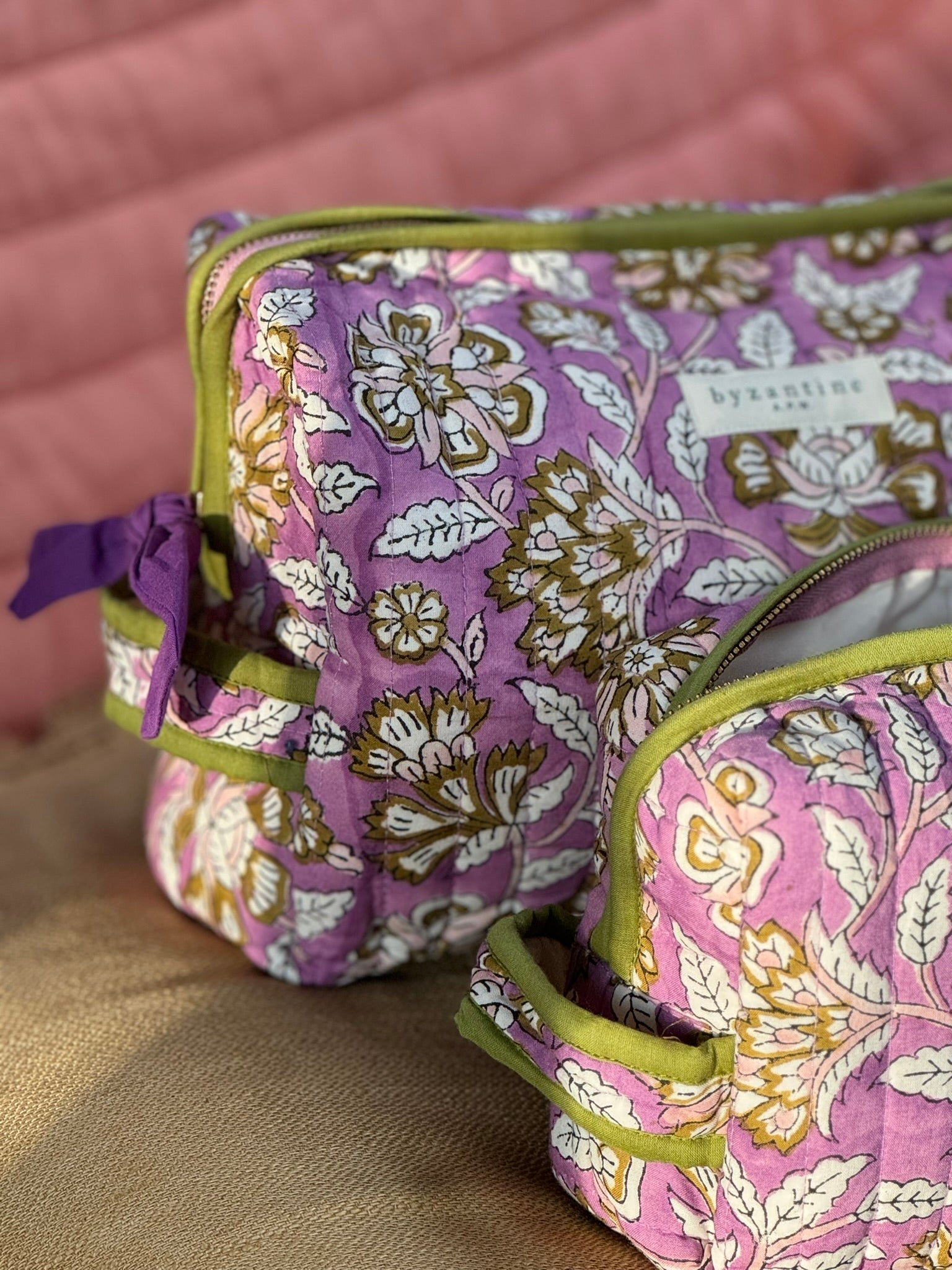 Trousse de toilette XL Carthage Lilas de face, nœud violet, petite trousse assortie au premier plan